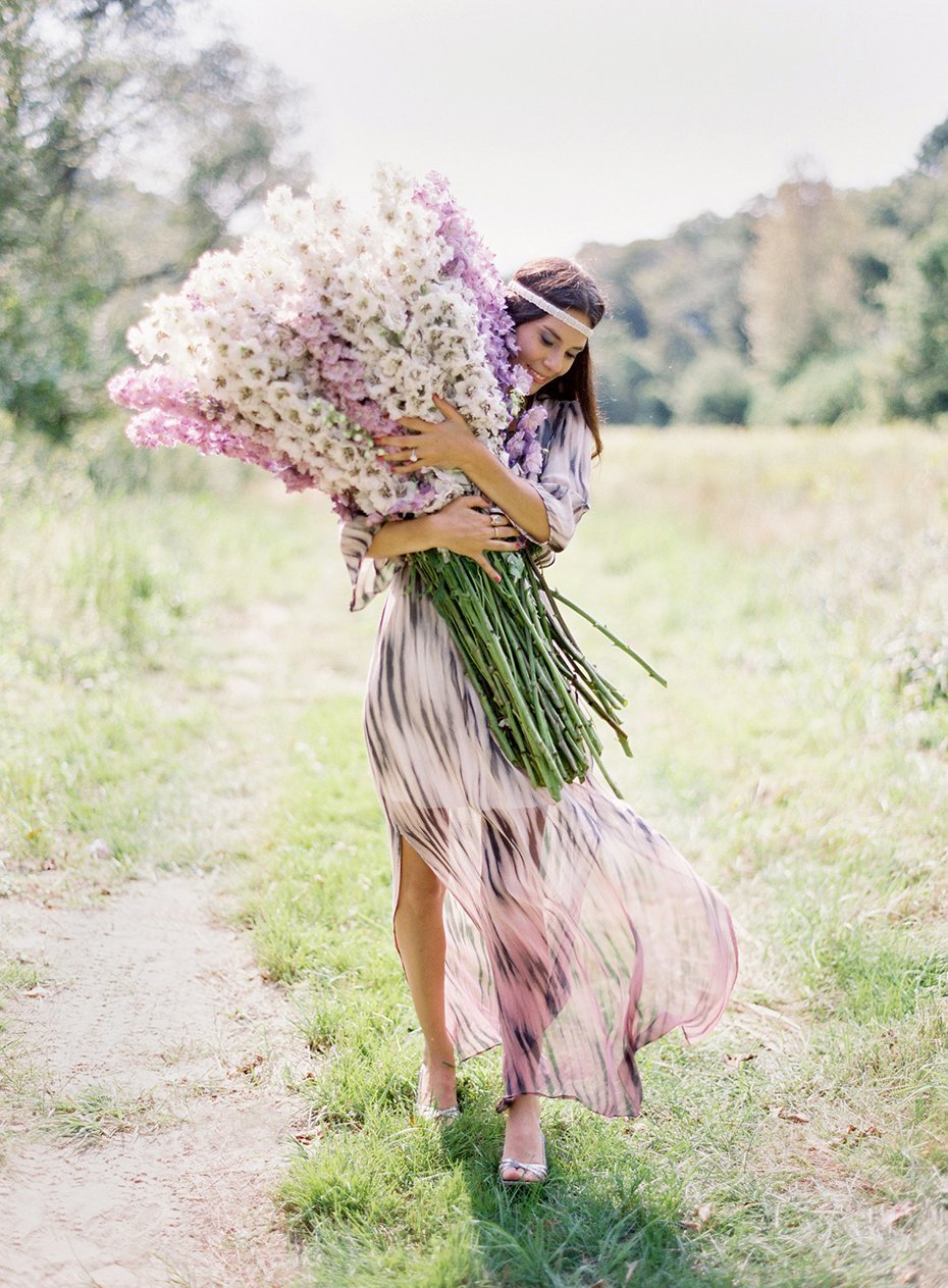 Девушка с букетом полевых цветов