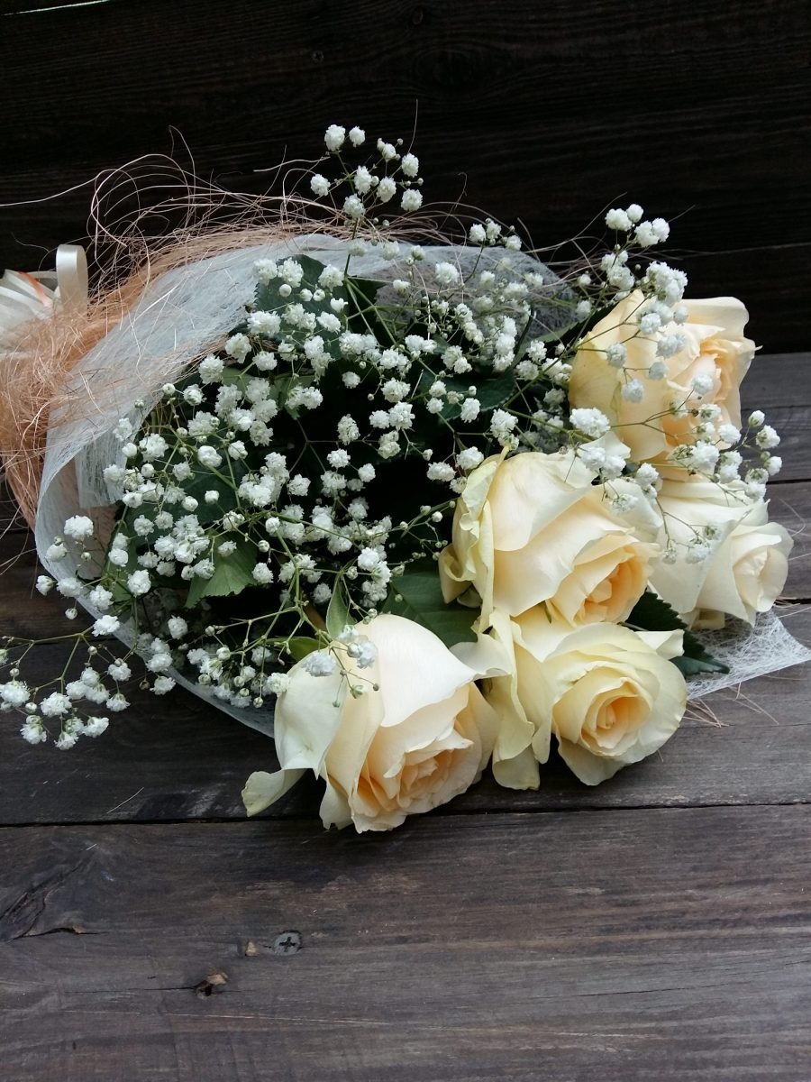 Букет невесты с гипсофилой и розами