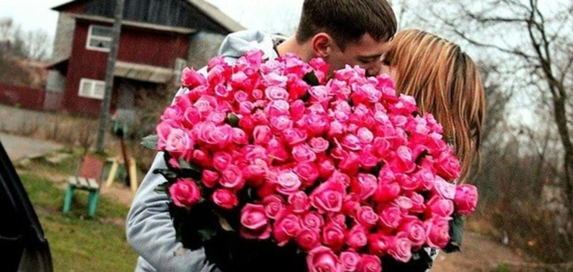 Дарите девушкам цветы слушать. Девушка с огромным букетом. Девушка с букетом роз. Мужчина с большим букетом. Букет цветов для мужчины.