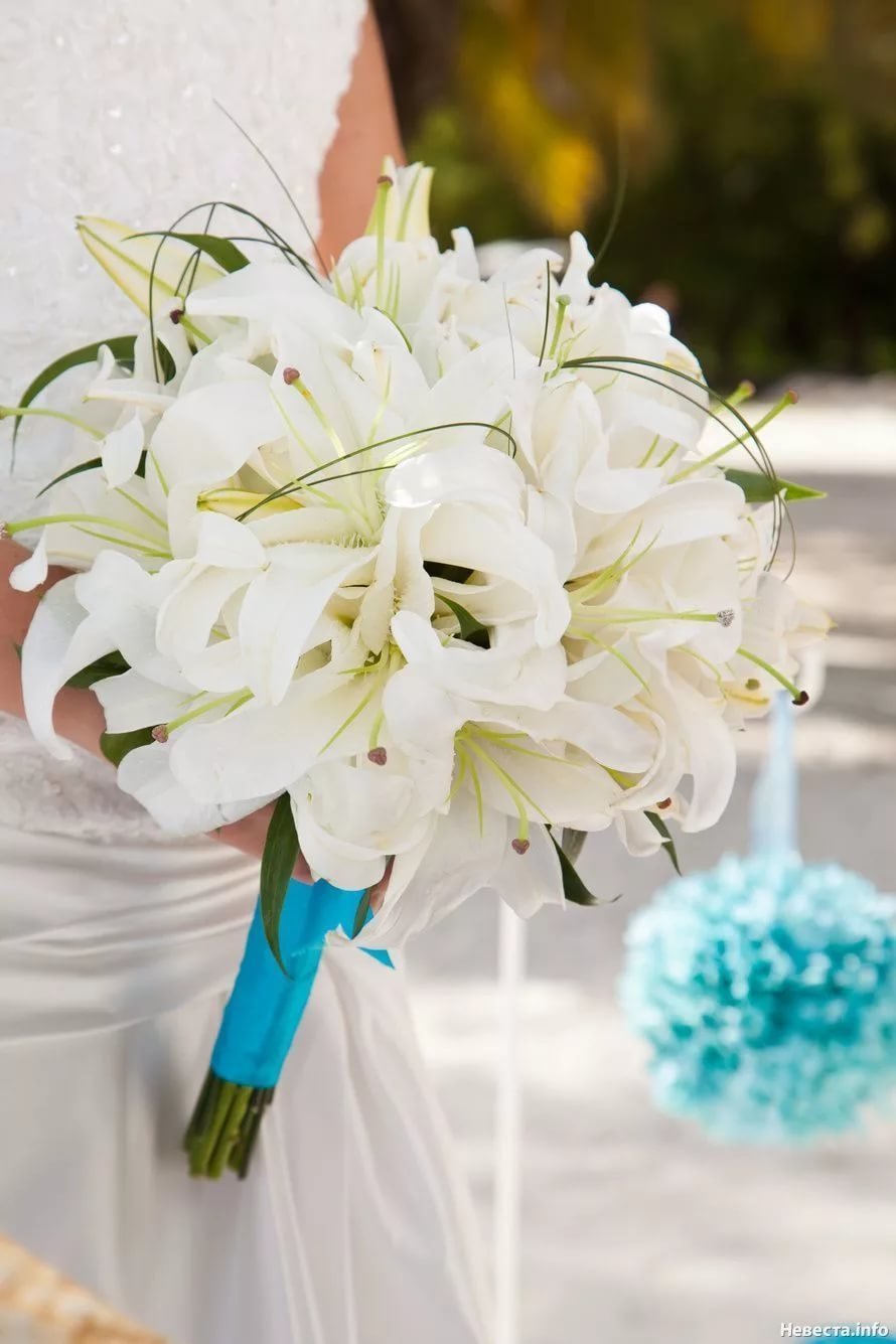 Свадебные букеты для невесты в красно-белом цвете
