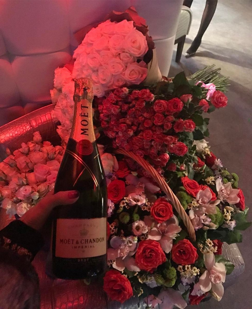 Сколько глав в шампанское и розы
