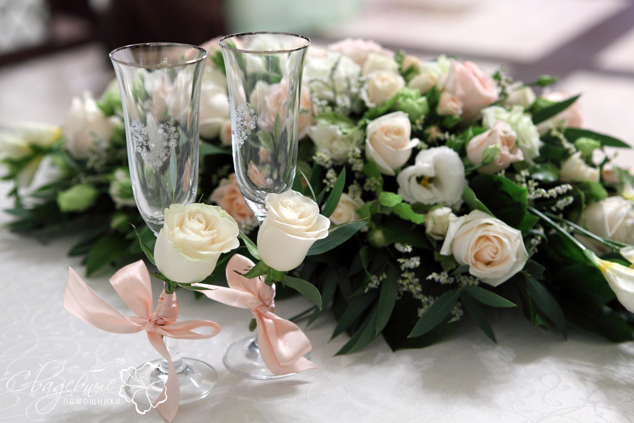 Юбиляры свадьбы. Свадебные цветы. Букет цветов на годовщину свадьбы. Цветы в бокале. С годовщиной свадьбы цветы.