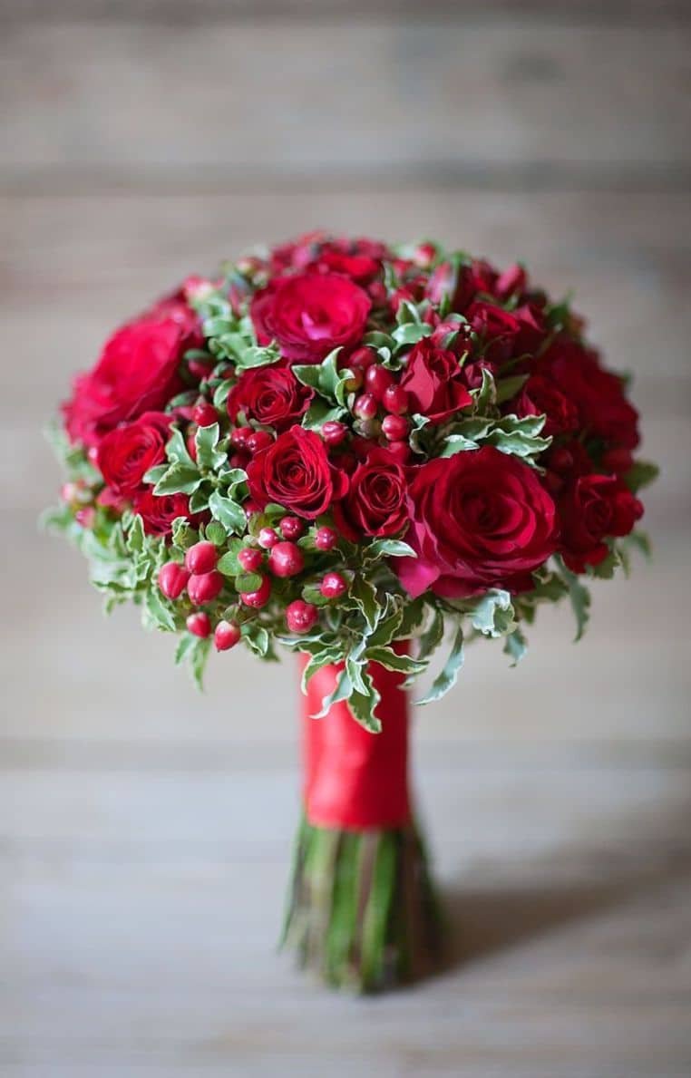 Букет невесты с бордовыми розами и гипсофилой
