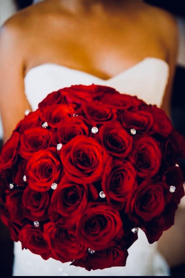 Свадебный букет из красных роз большой