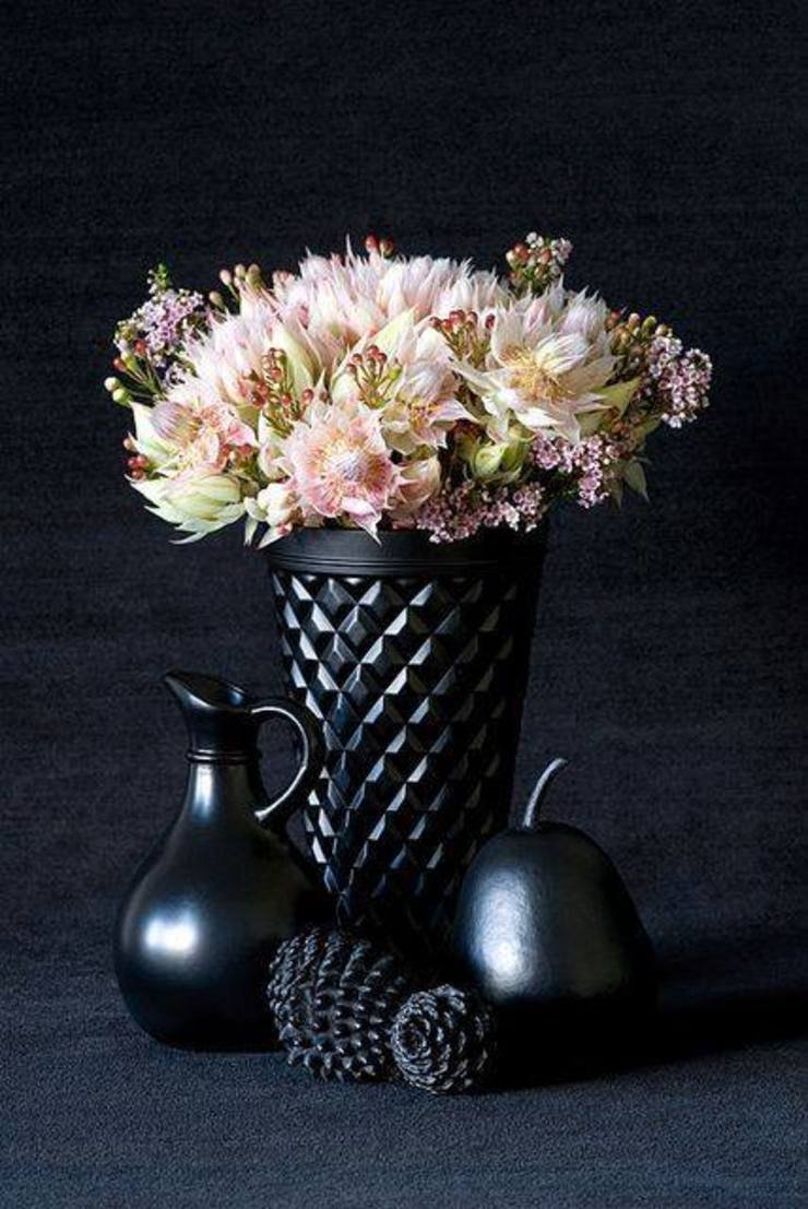 Черная ваза с цветами