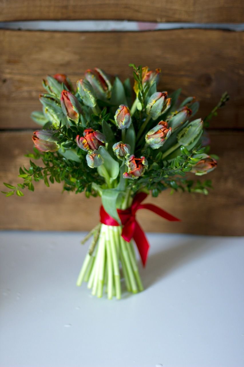 Тюльпаны с эвкалиптом букет