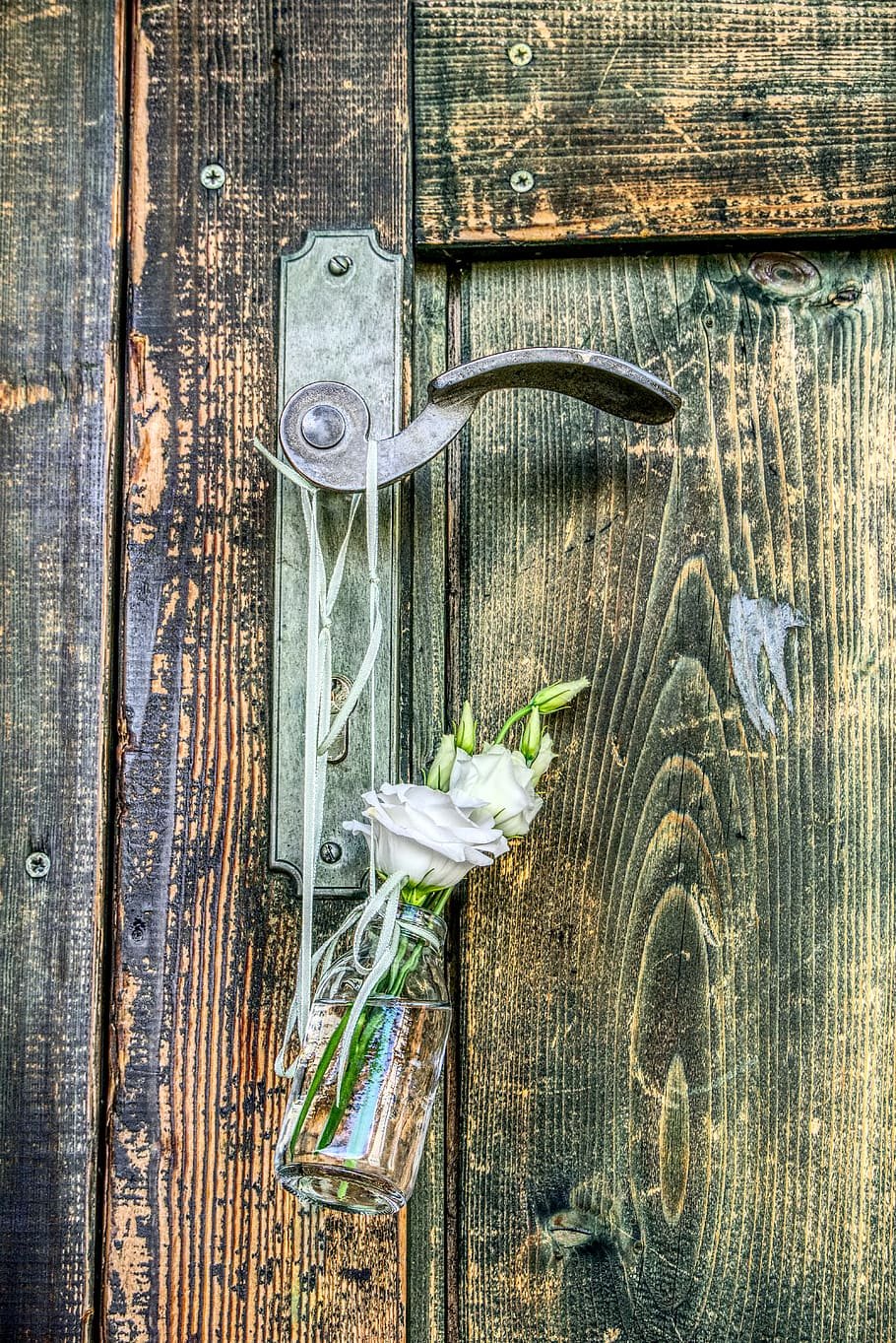Цветы на дверной ручке