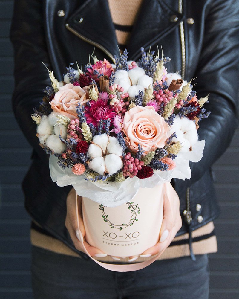 Букет с пионовидными розами и сухоцветами