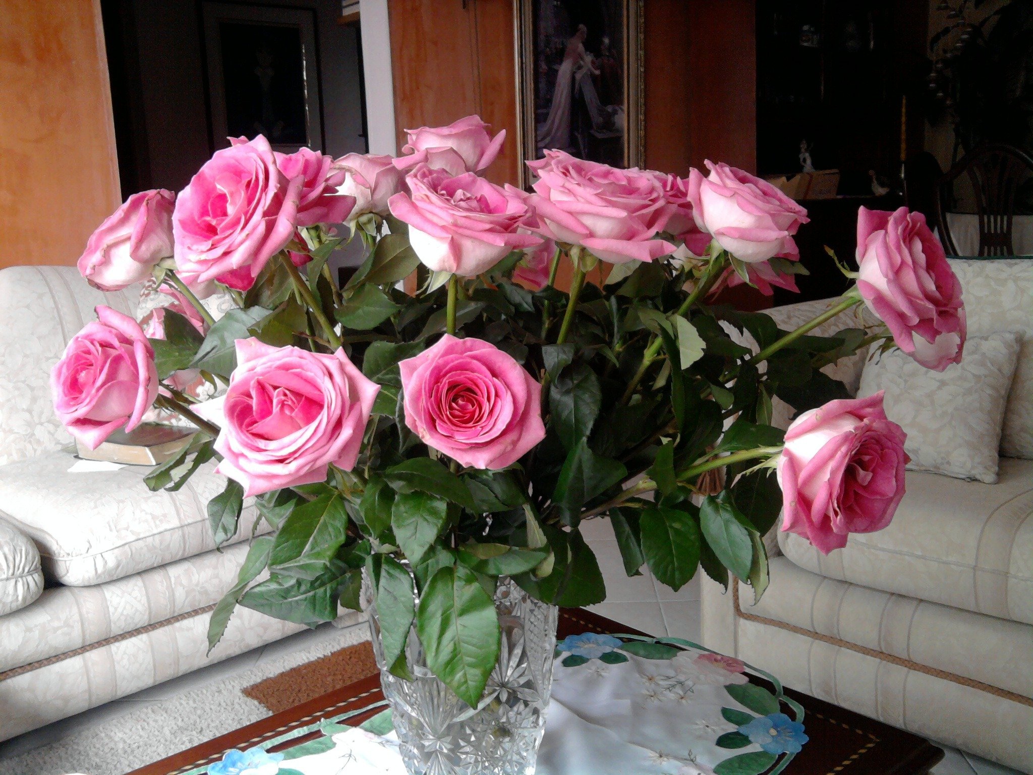 Условия для роз в вазе. Розы в вазе на столе. Розовые розы в вазе. Букет роз на окне. Розовые розы.