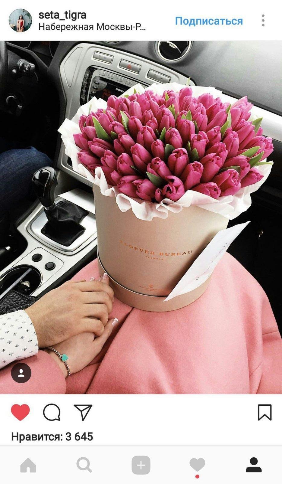 Розовые тюльпаны букет в машине