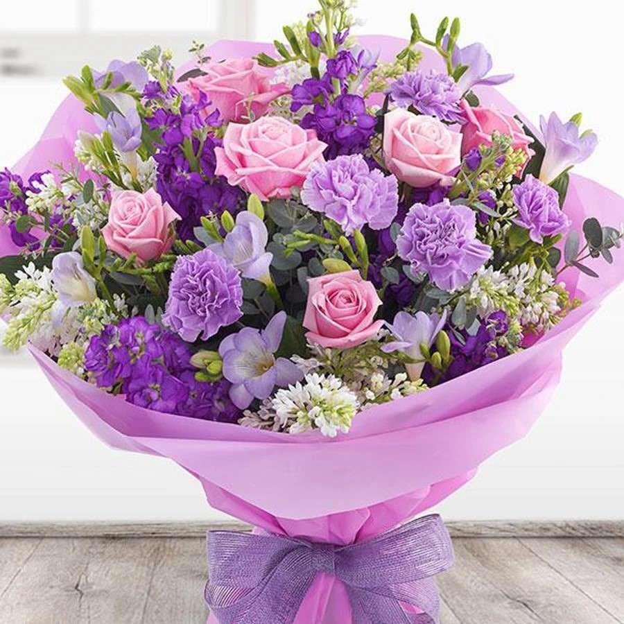 Красивый букет фиолетовых роз