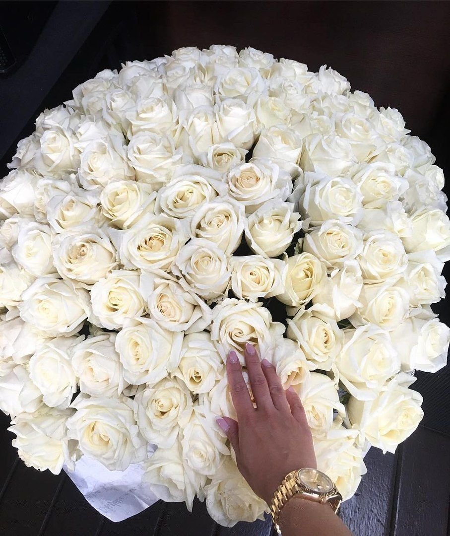 Девушка с белыми розами