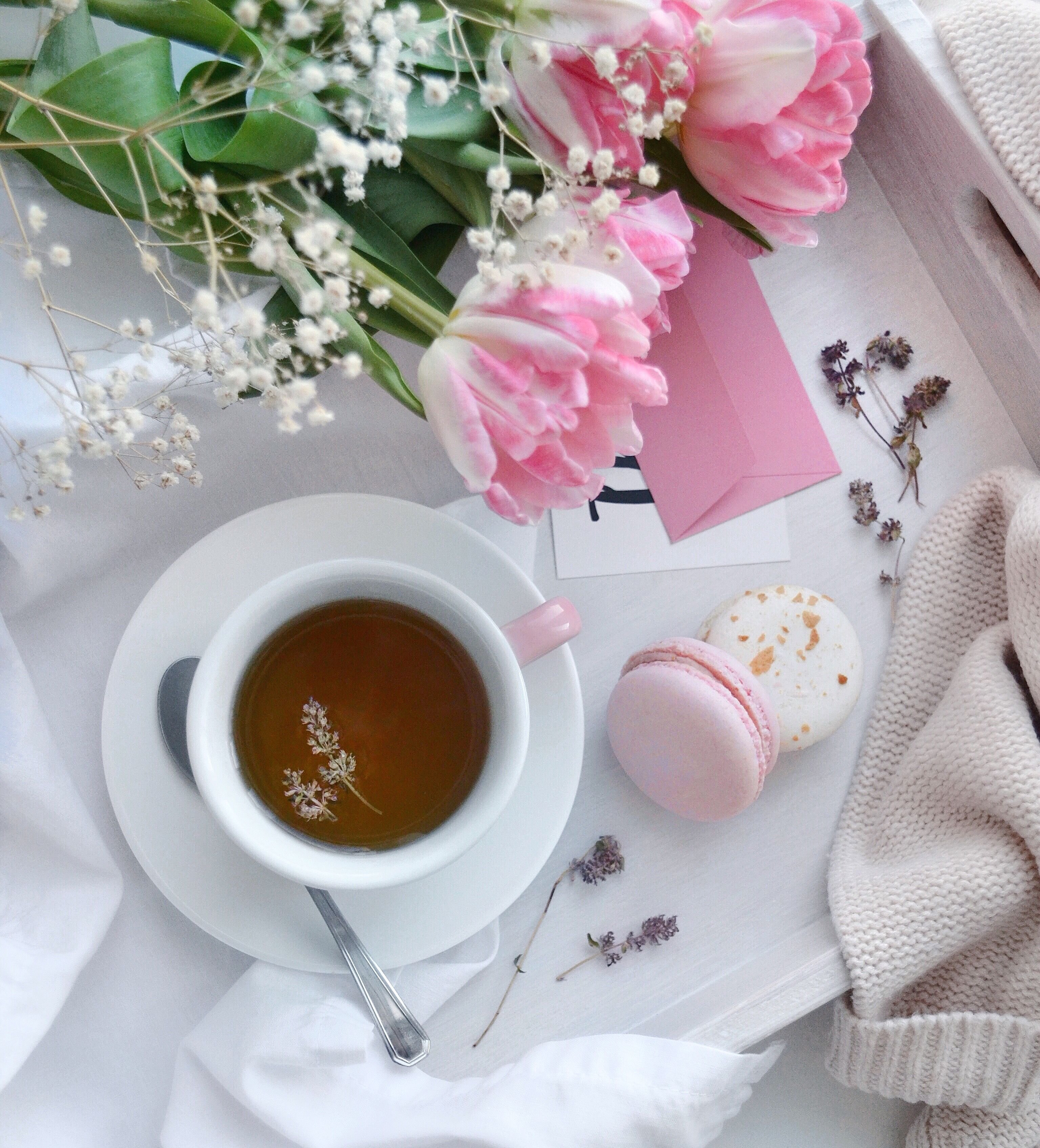 Доброе весеннее утро с чаем. Кофе и цветы. Утренние цветы. Кофе с цветочком. Цветы и кофе с добрым утром.