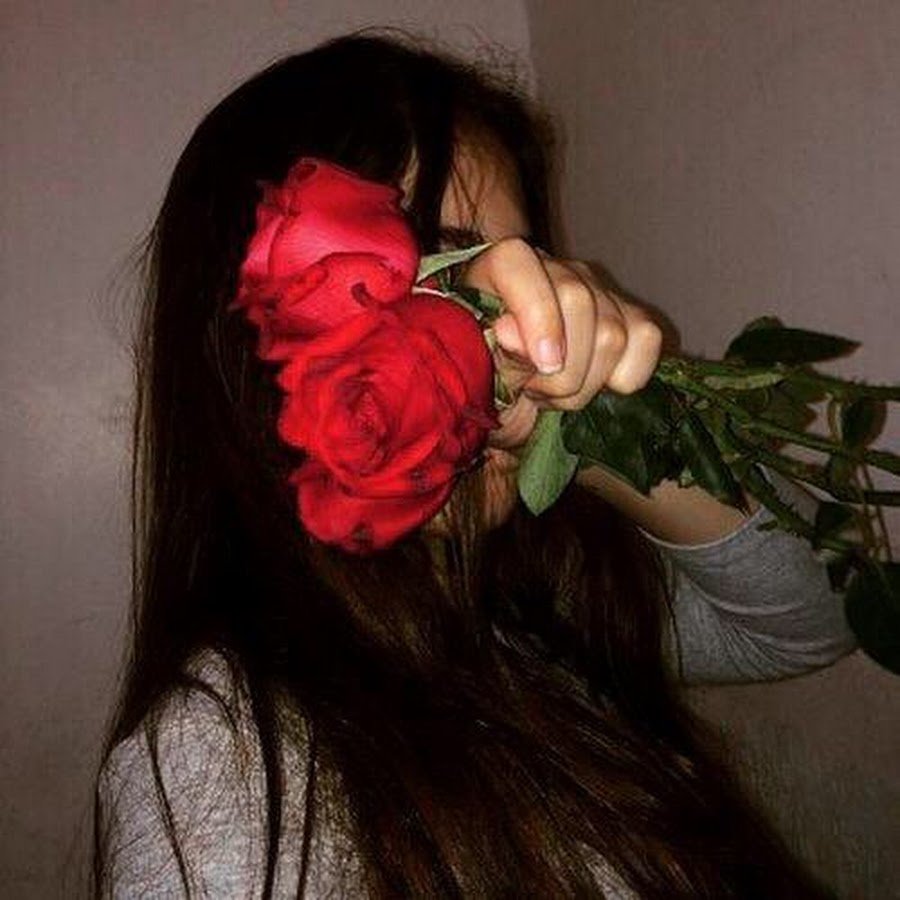 Красивая брюнетка с розами