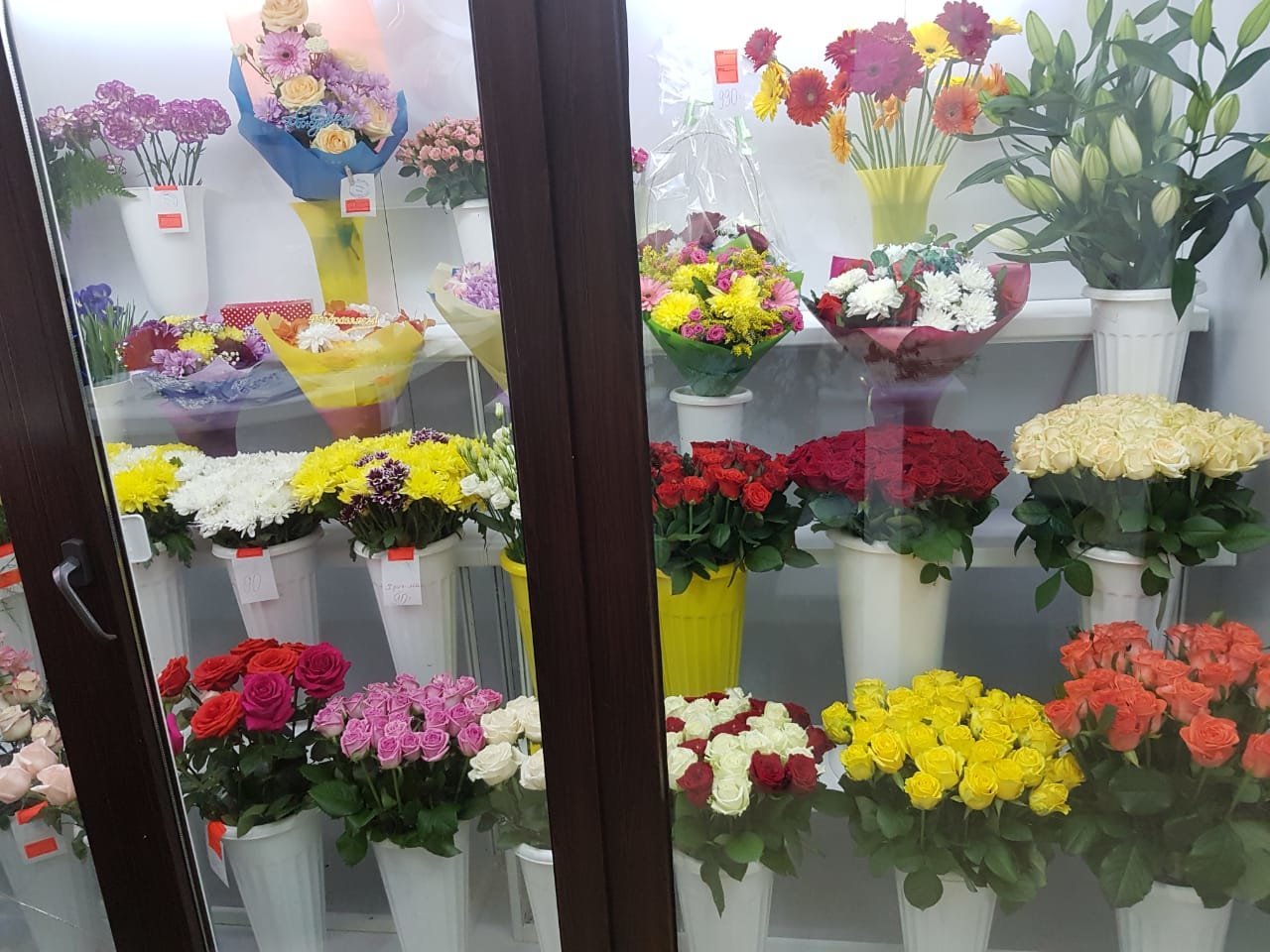 Цветочный магазин поштучно. Витрина цветочного магазина. Цветы магазинные. Цветы в цветочном магазине. Цветы на витрине.
