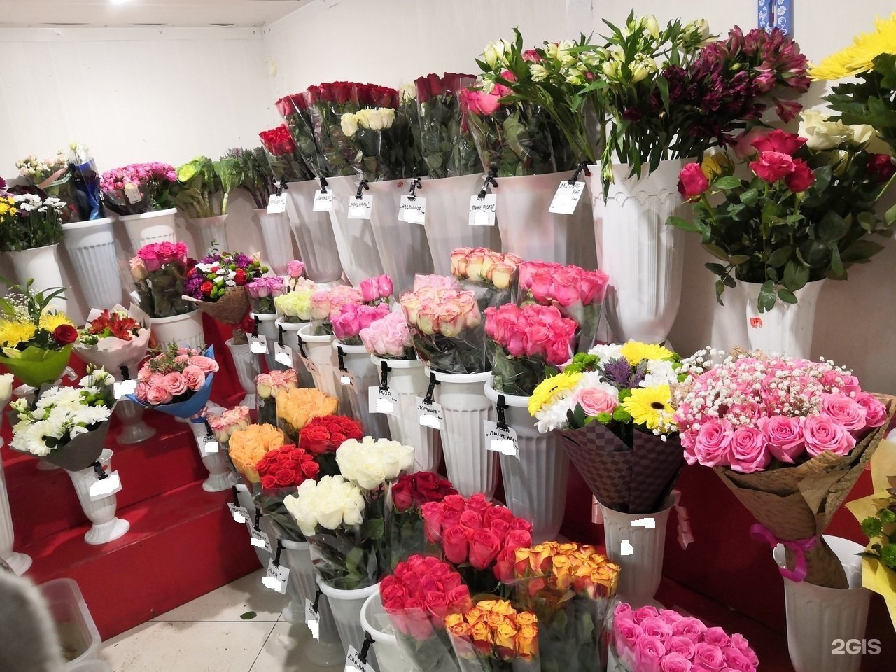 Доставка цветов недорого цветочная база. Цветы в магазине. Оптовая база цветов. Цветочный магазин. Маленький цветочный магазин.