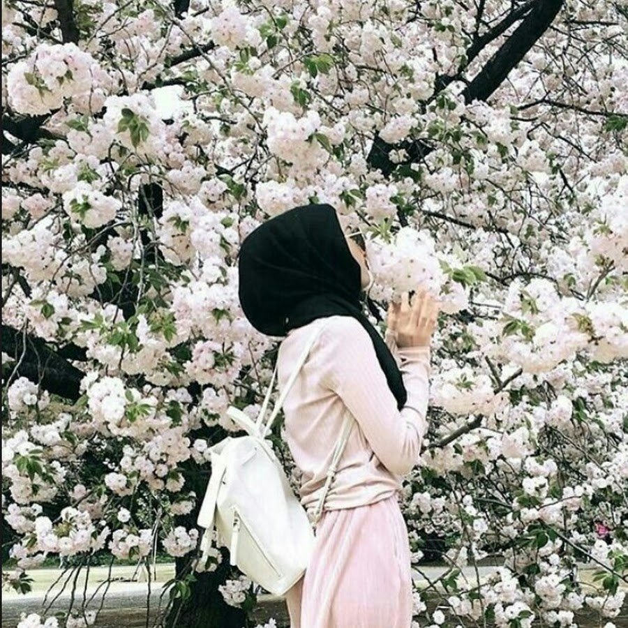 Девушка в хиджабе с цветами