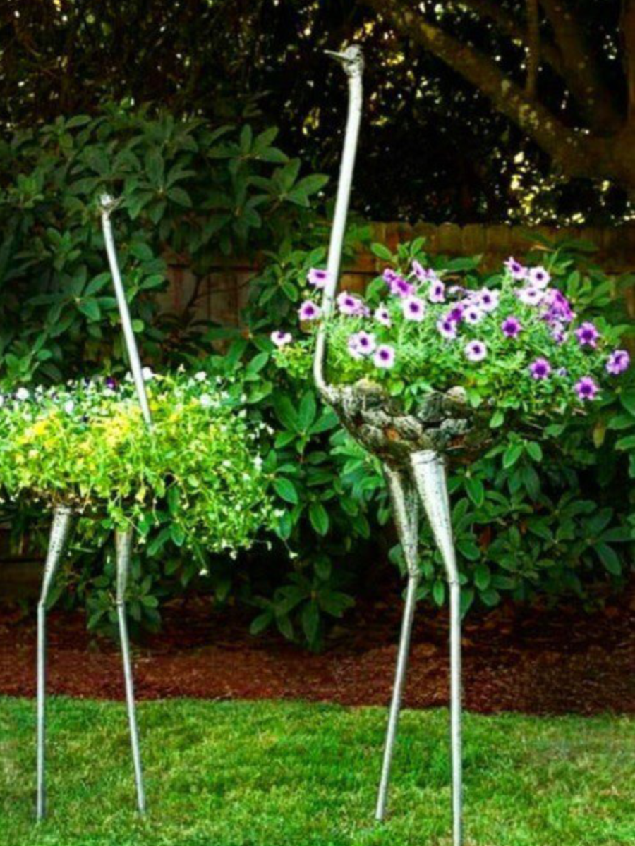 Подставки для цветов в саду из металла