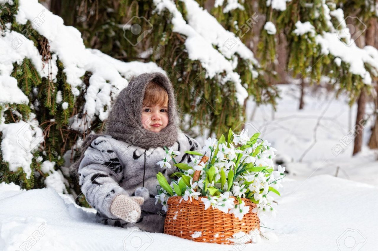 Начинаем ждать весну. Девочка с подснежниками. Зимний лес для детей. Зимняя фотосессия в лесу. Фотосессия в зимнем лесу с ребенком.