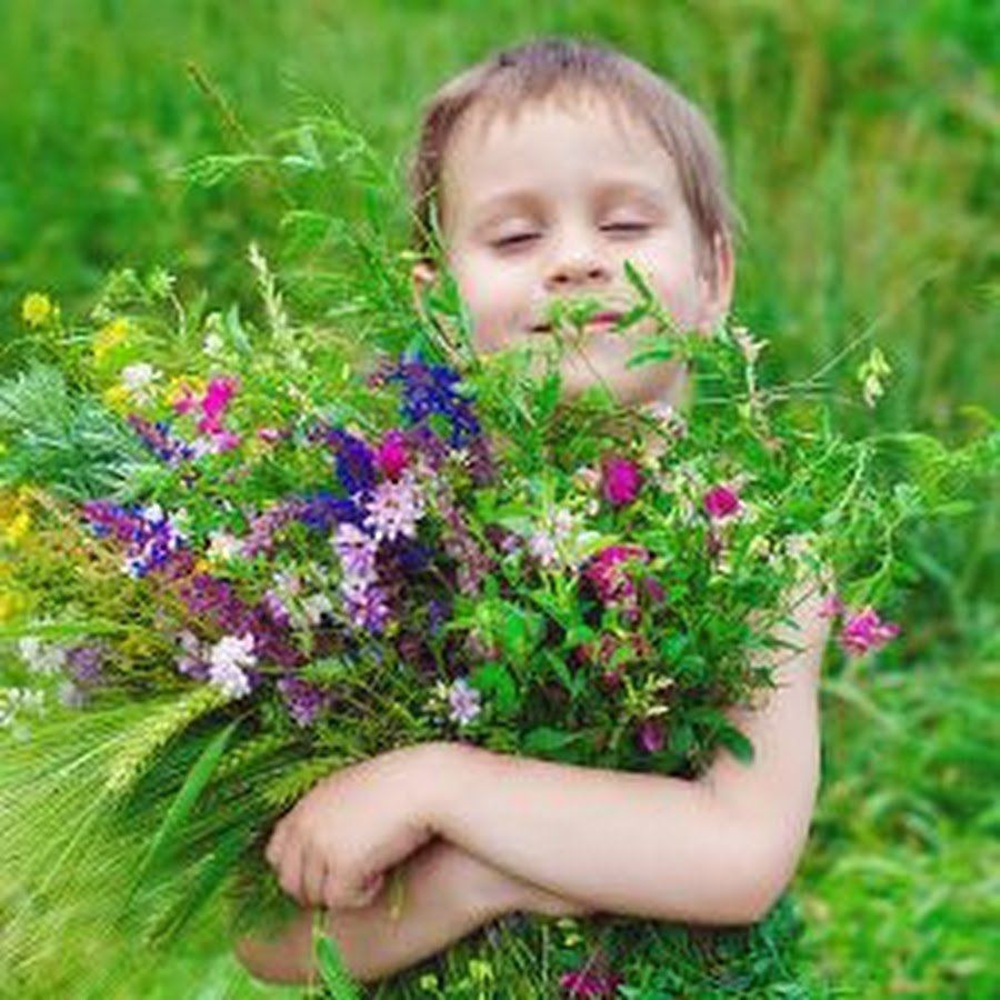 Мальчик с полевыми цветами