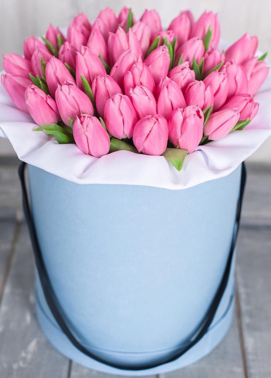Розовые тюльпаны в коробке