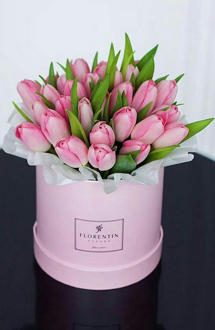 Красивые тюльпаны в коробке