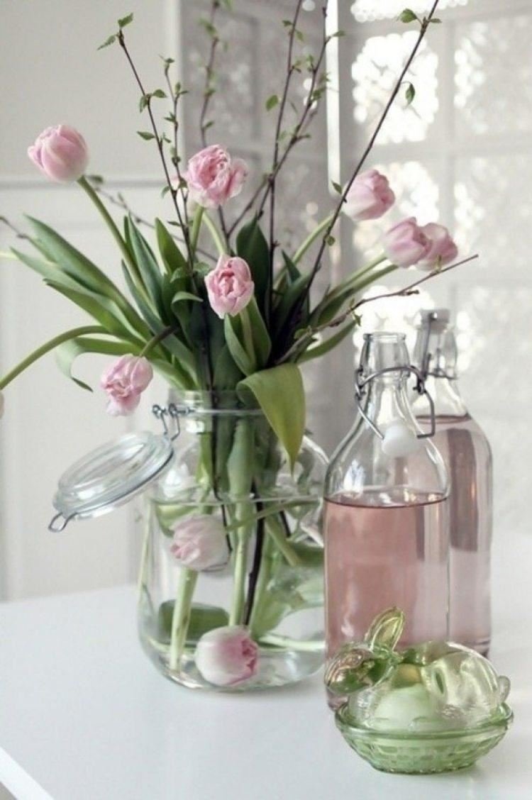 Стеклянные вазы с цветами