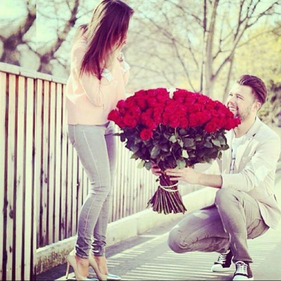Парень и девушка с цветами