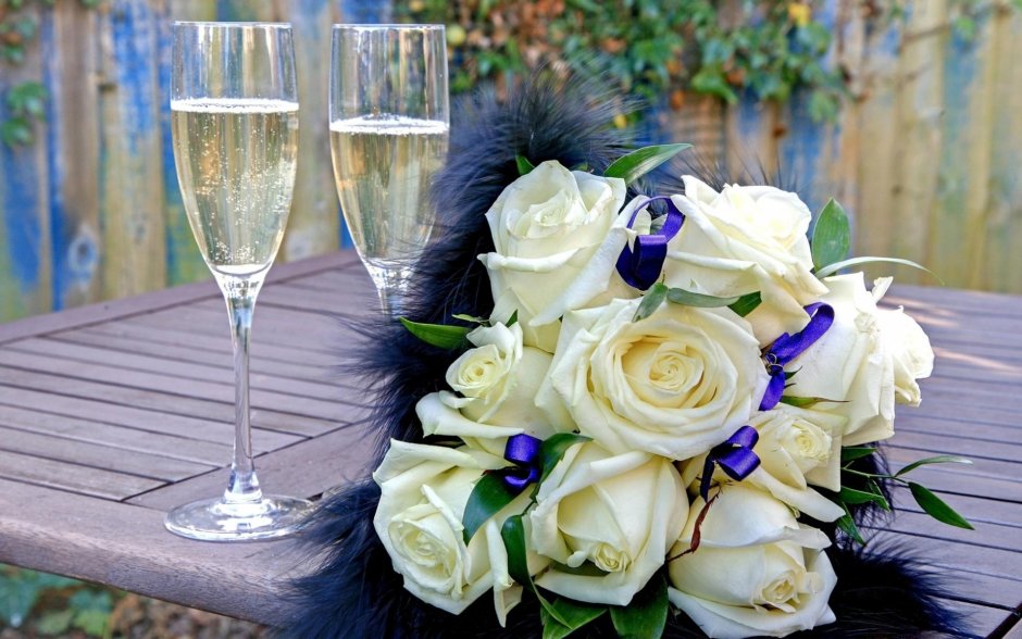 Цветы и бокалы с шампанским