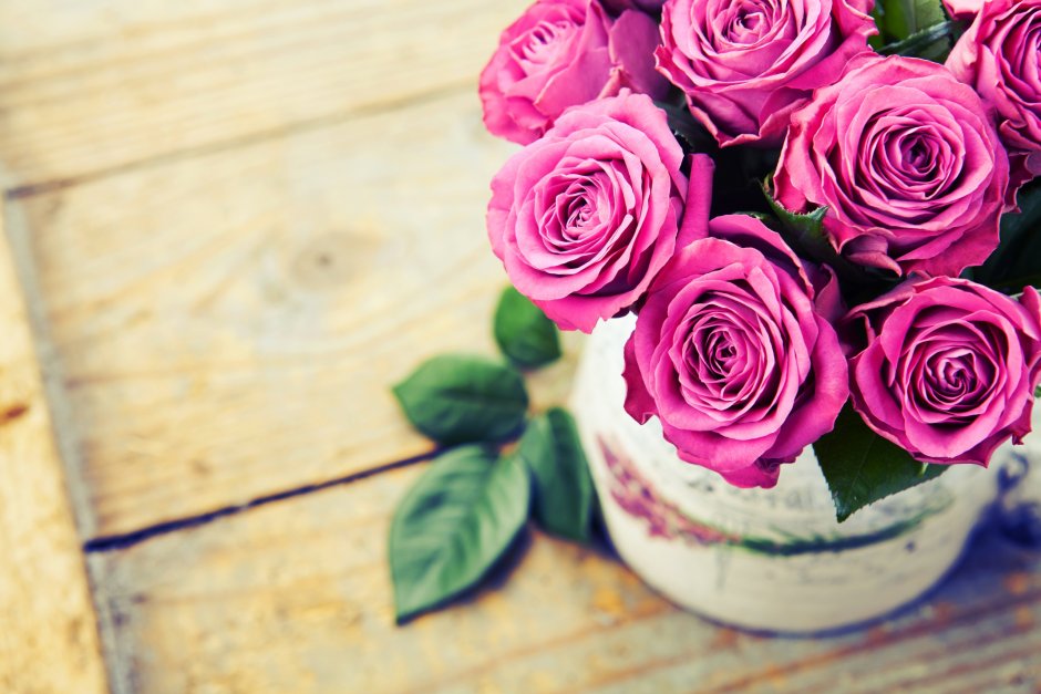 Букет роз на столе