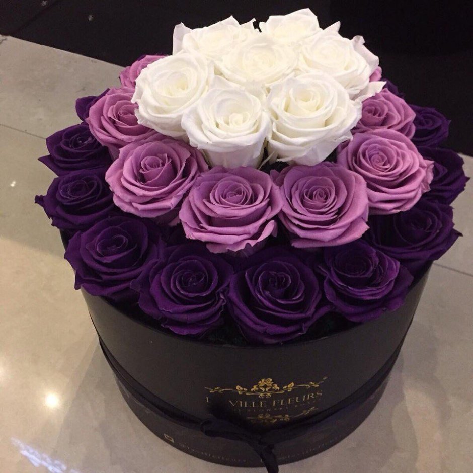 Фиолетовые розы в черной коробке