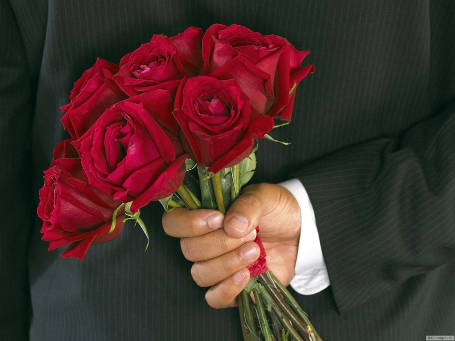 Мужчина с розами для дамы