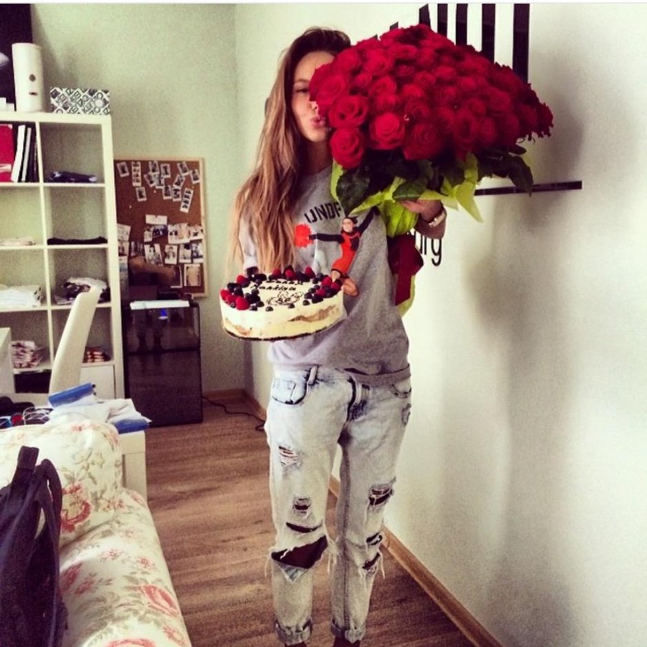 Девушка с цветами в квартире