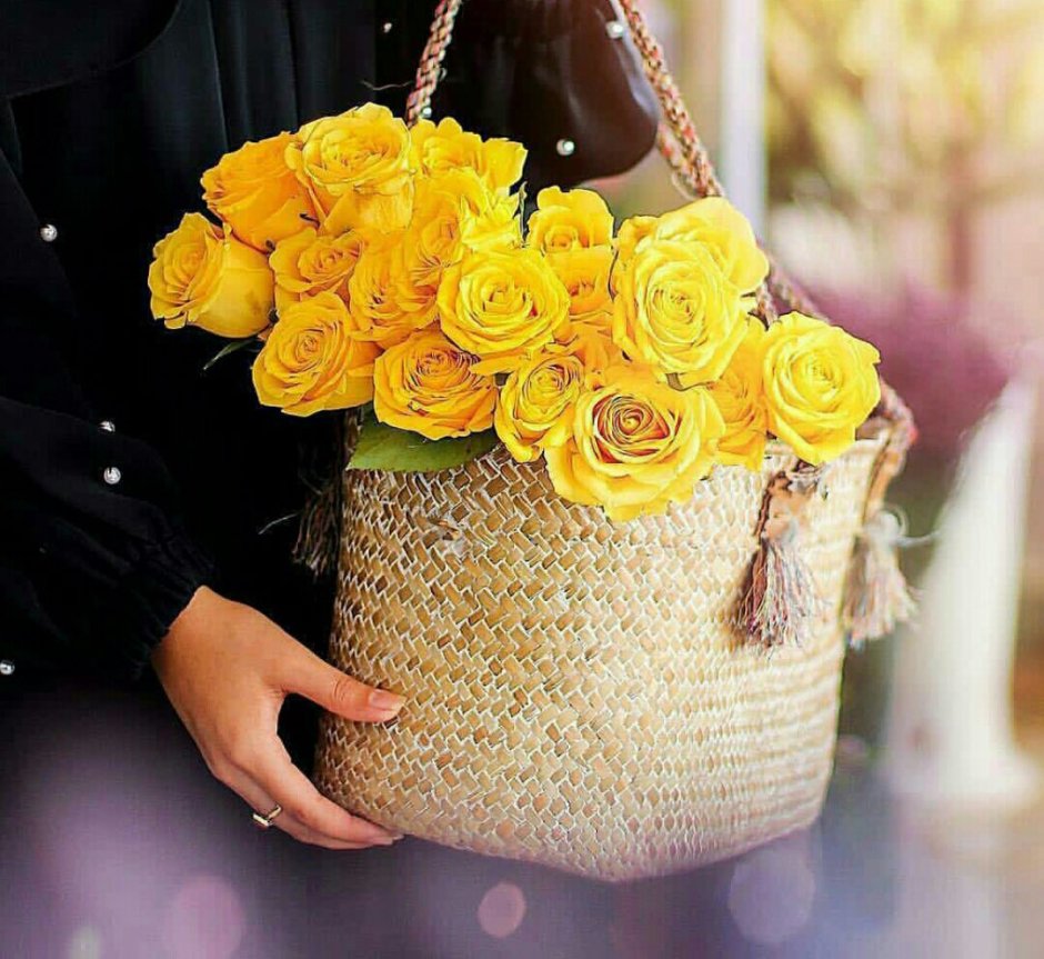 Желтые розы в корзине