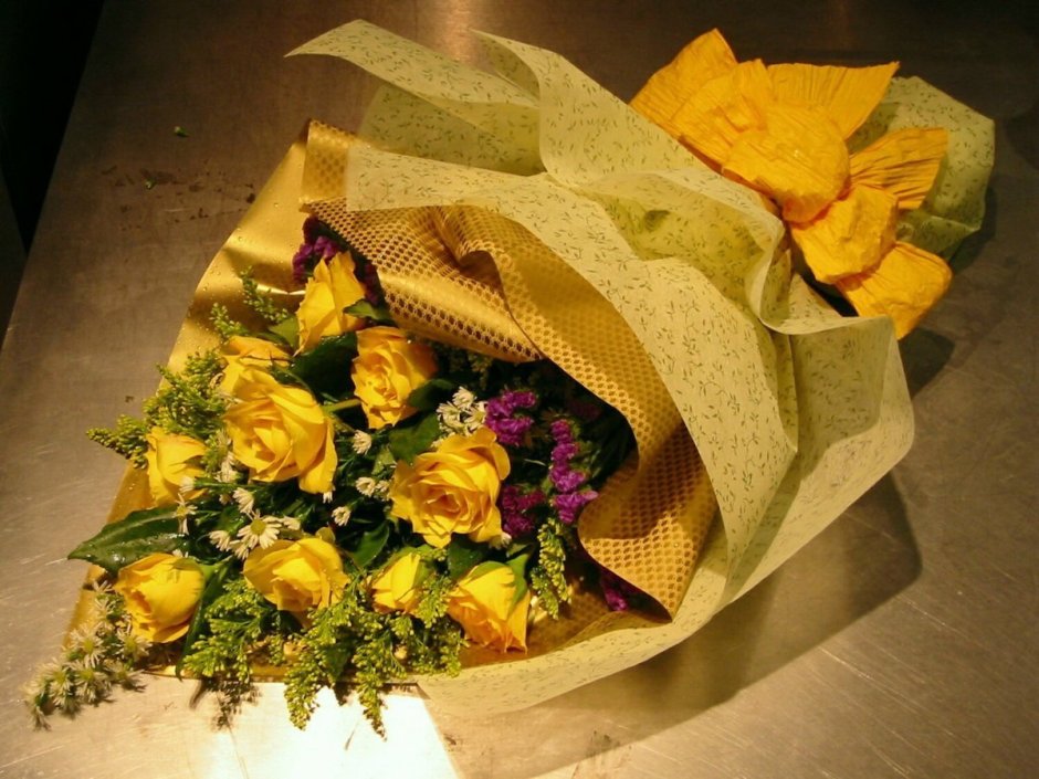 Цветы с желтой оберткой