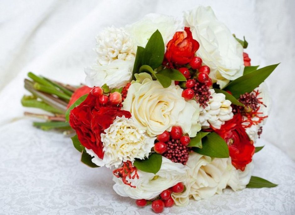 Букет невесты розы, Гиперикум и эустома