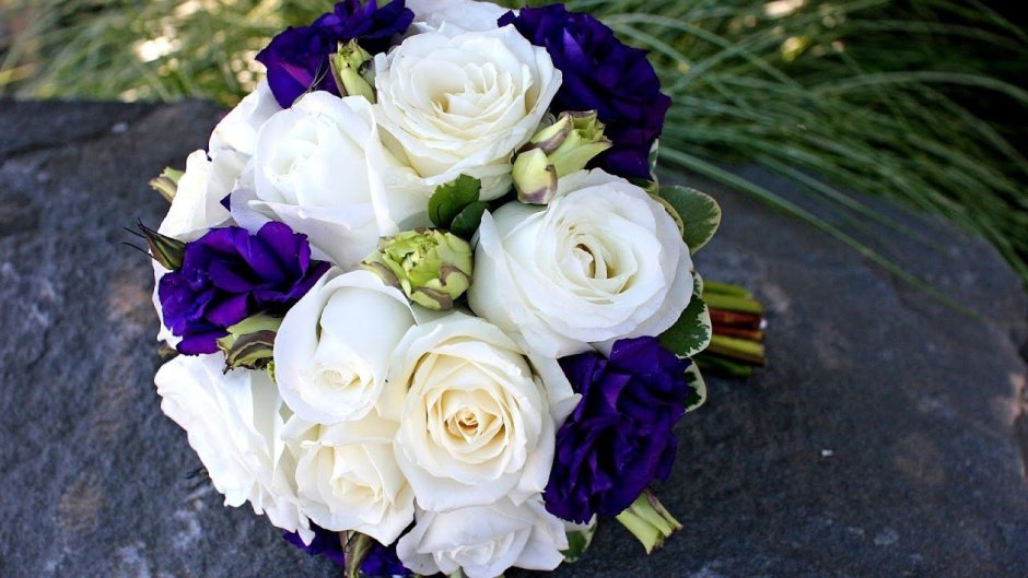 Букет невесты из пионовидных роз и эустомы
