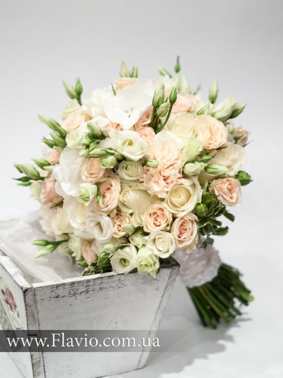 Букет невесты из эустомы и кустовой розы