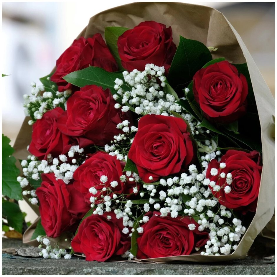 Красные розы с гипсофилой букет