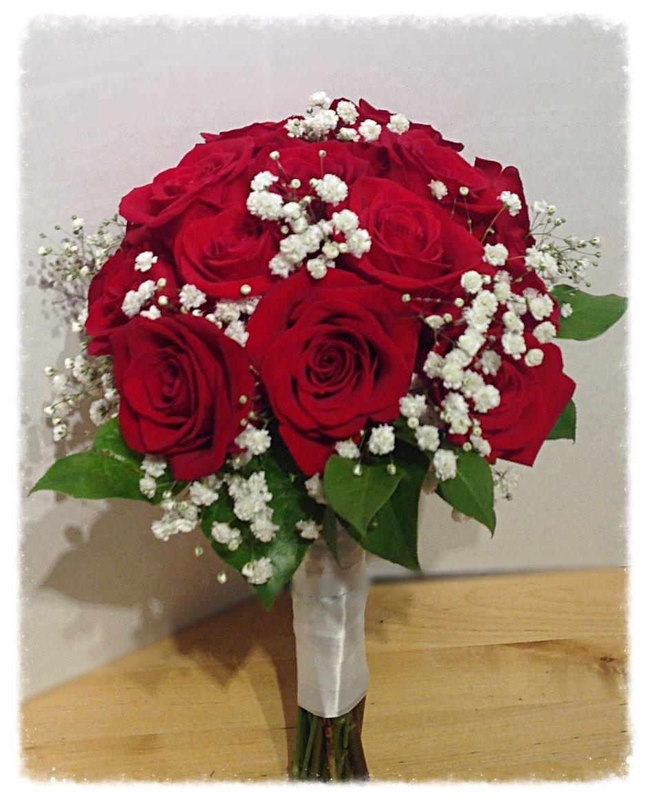 Белые розы с гипсофилой