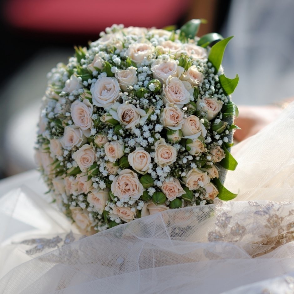 5 Белых роз букет невесты с гипсофилой