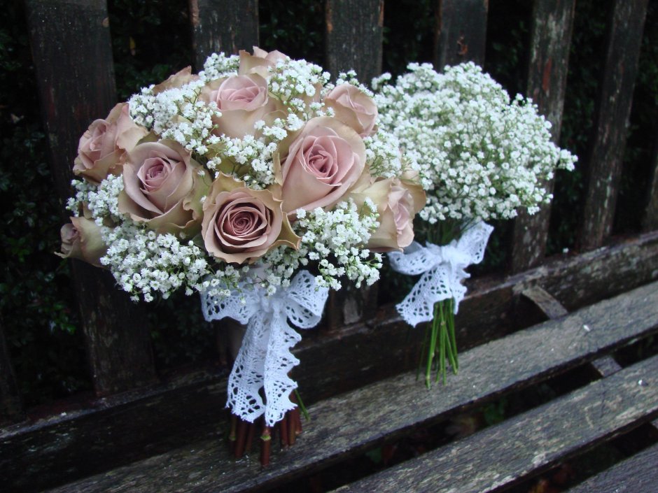 Свадебный букет из красных роз с гипсофилой