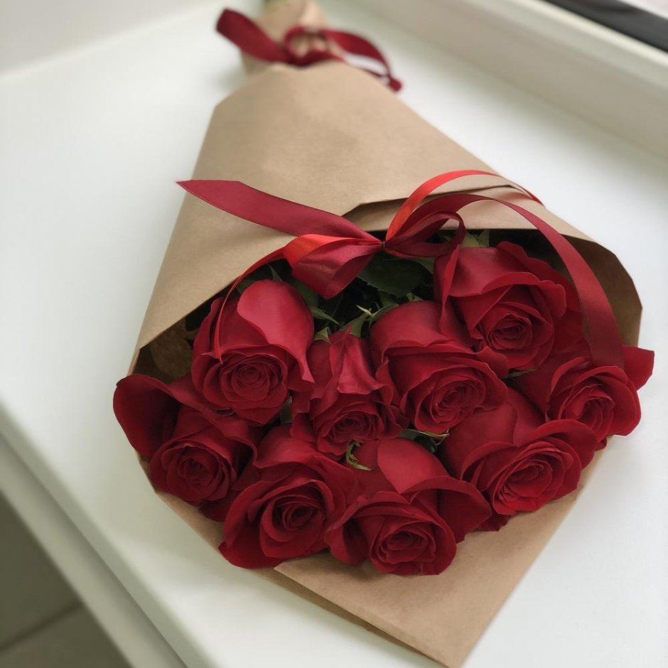 Букет кустовых роз в крафт бумаге
