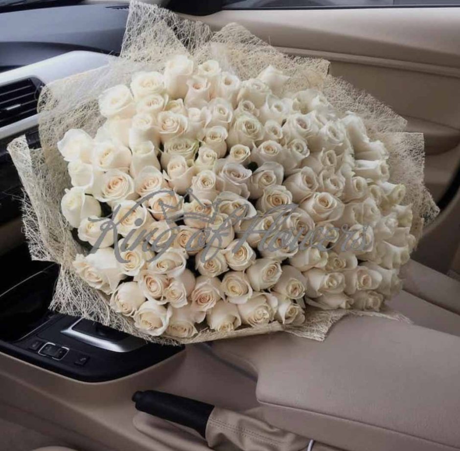 Белые розы в салоне машины