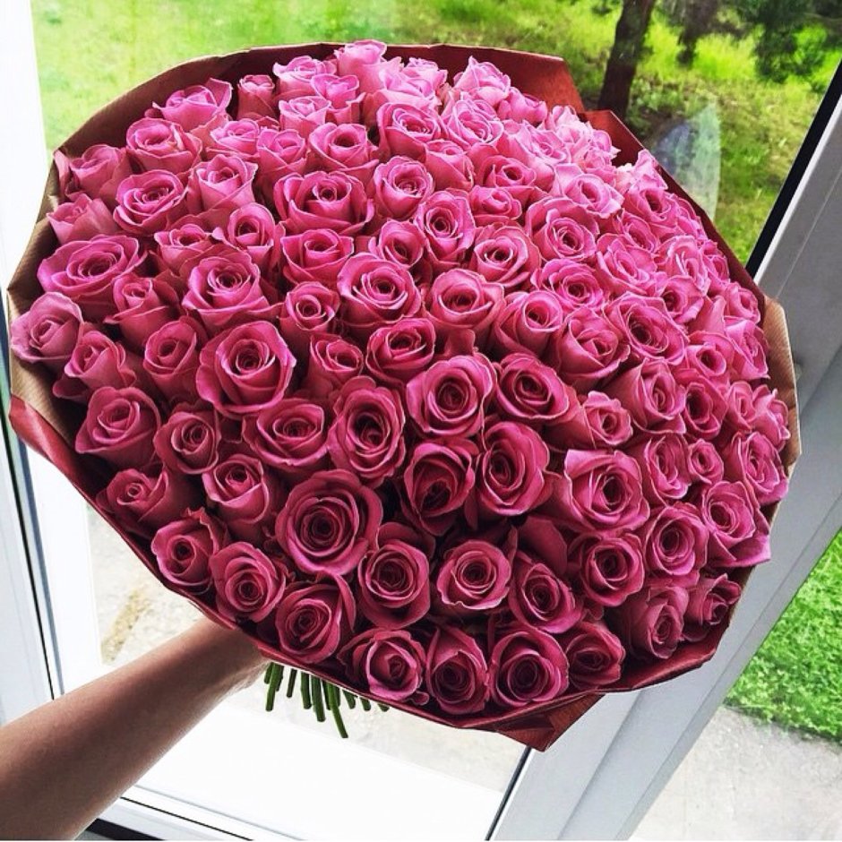 Подарок девушке огромный букет цветов