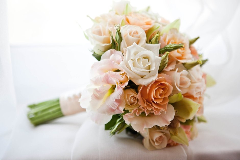 Букет невесты с эустомой и кустовой розой