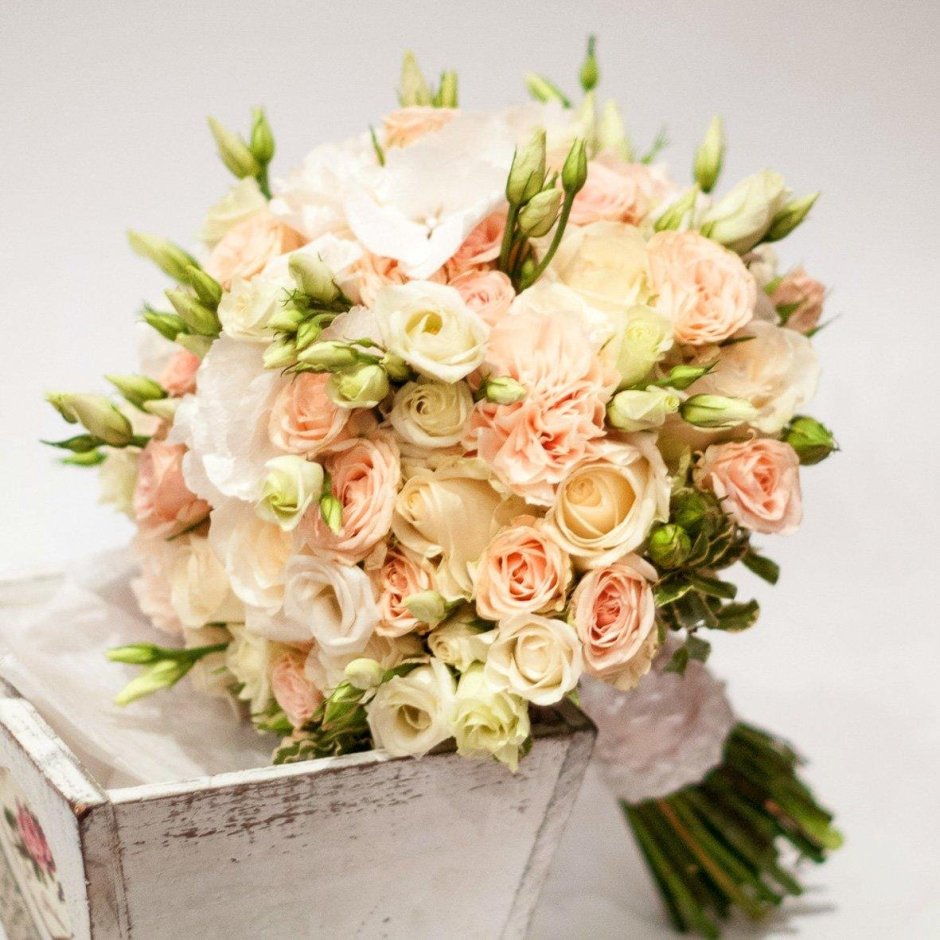 Свадебный букет из красных кустовых роз
