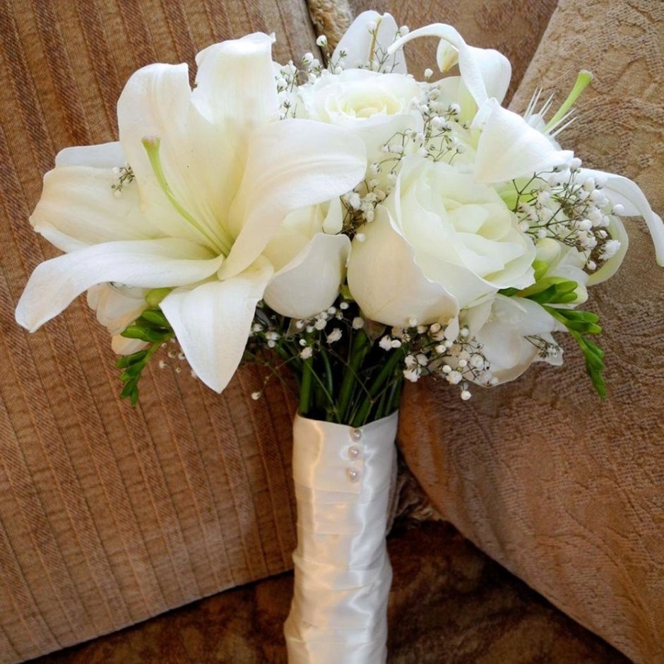 Свадебный букет с лилиями и розами