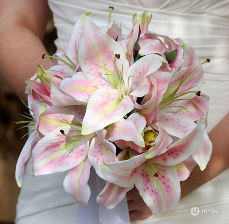 Свадебный букет из лилий и роз