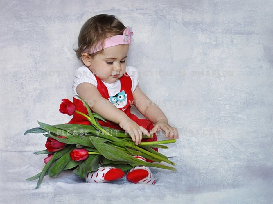 Малыш с букетом цветов